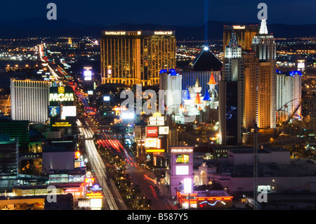 Luci al neon della striscia di notte, Las Vegas, Nevada, Stati Uniti d'America, America del Nord Foto Stock