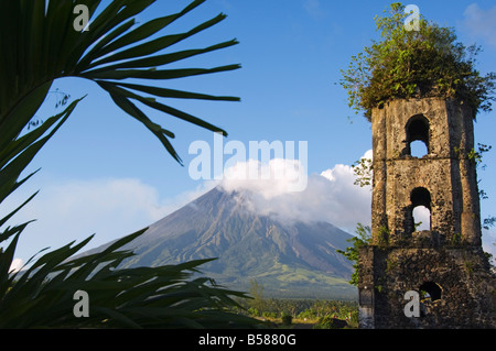 Chiesa belfry rovine e cono vulcanico con pennacchio di fumo del monte Mayon 2462 m Cagsawa isola di Luzon nelle Filippine del Sud-est asiatico Foto Stock