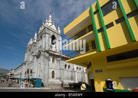 La vecchia e la nuova architettura presso la Basilica de Nuestra Senora de Agua Santa, Banos, Provincia di Ambato, Ecuador Foto Stock