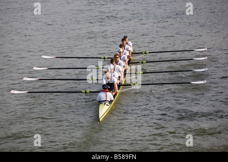 Studente equipaggio canottaggio sul fiume Tamigi in Oxford University Eights settimana concorrenza Oxford Inghilterra REGNO UNITO Foto Stock