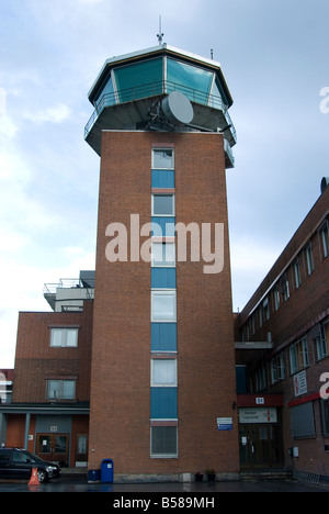 Edificio di mattoni rossi e la torre di controllo presso la vecchia Roma Aeroporto di Oslo Norvegia Foto Stock