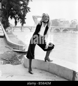 Parigi mode: Yves San Laurent - Rive Gauche - Christine, 20 anno vecchio modello sulle rive della Senna indossando Rasberry schiacciato velvet golf mutande con verde gilet in velluto e seta bianca camicetta, lace up boots con lunghi cape. Luglio 1970 70-6876-002 Foto Stock