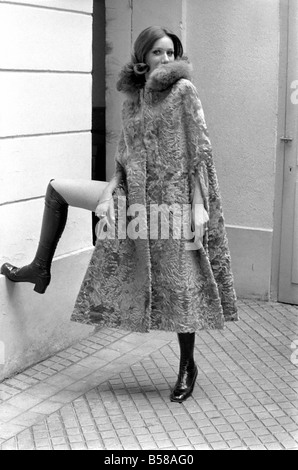 Parigi la moda: Pix prese al torrente: - Caroline, indossando i gamberi broadtail colorati cape con suit lato e faccia il framing fox coliar. Luglio 1970 70-6876-019 Foto Stock