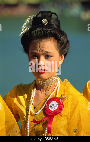 Rakhine ragazza in abito tradizionale, Stato di Rakhine, Myanmar (Birmania) Foto Stock