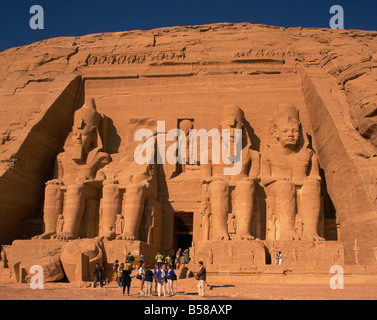 Tempio di Re-Herakhte, costruita per Ramses II, noto anche come il sole o il grande tempio di Ramses II, Abu Simbel in Nubia, Egitto Foto Stock