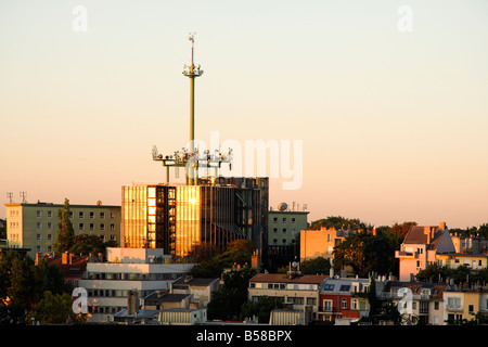 Sunrise riflessa in un edificio, Budapest, Ungheria Foto Stock