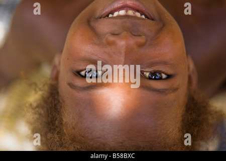 Una giovane ragazza Fulani a Ouagadougou, Burkina Faso gioca il pomeriggio lontano Foto Stock