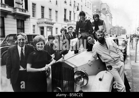 Robert Stigwood, estrema sinistra, con alcuni compagni di amministrazione della sua nuova impresa compresi i Bee Gees, Frankie Howerd di berillo virtù e scrittori Ray Galton e Alan Simpson. Febbraio 1968 P005954 Foto Stock