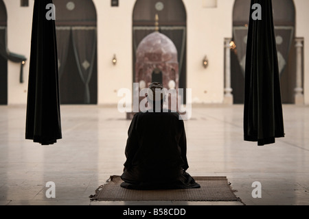 Uomo che prega alla moschea di Al-Hakim, Cairo, Egitto, Africa Settentrionale, Africa Foto Stock