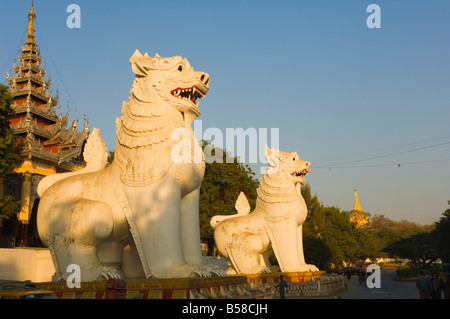 Cancello di ingresso a Mandalay Hill, Mandalay Myanmar (Birmania) Foto Stock