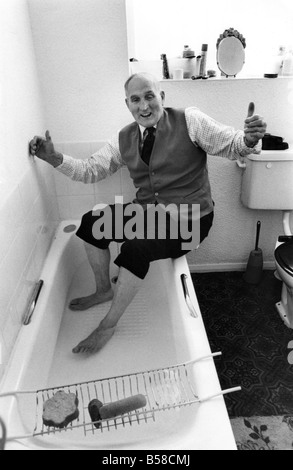 Ex pitman sessanta nove anni di Bill Newby celebrando ottenendo un buon bagno installato nella sua casa dopo anni di utilizzo del bagno di stagno Foto Stock