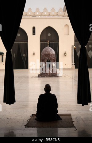 Uomo che prega alla moschea di Al-Hakim, Cairo, Egitto, Africa Settentrionale, Africa Foto Stock