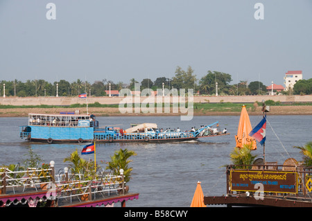 Le imbarcazioni turistiche sul fiume Tonle Sap, Phnom Penh, Cambogia, Indocina, sud-est asiatico Foto Stock