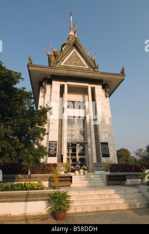 Memorial con ripiani all'interno azienda 9000 teschi dei campi di sterminio, Phnom Penh, Cambogia, Indocina, sud-est asiatico Foto Stock
