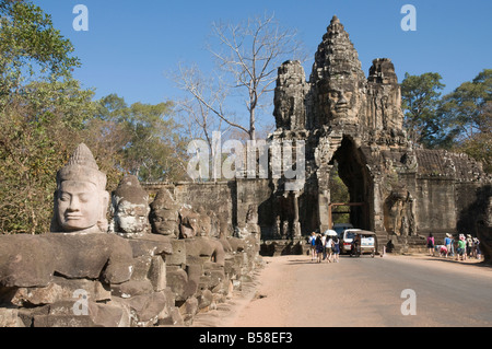 Cancello Sud entrata a Angkor Thom, Angkor, Sito Patrimonio Mondiale dell'UNESCO, Siem Reap, Cambogia, Indocina, sud-est asiatico Foto Stock