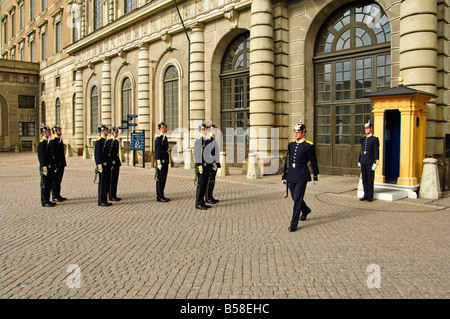 Cambio della guardia al Kungliga Slottet il Palazzo Reale di Stoccolma Svezia Foto Stock