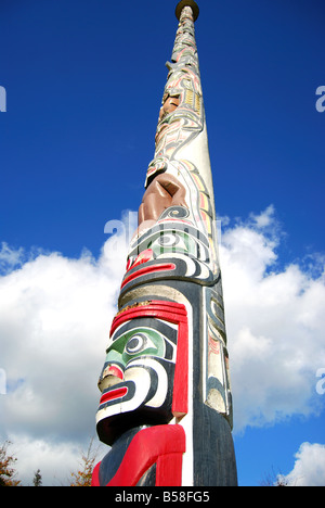 Il Totem Pole in autunno, la valle di giardini, Windsor Great Park, Virginia Water, Surrey, England, Regno Unito Foto Stock