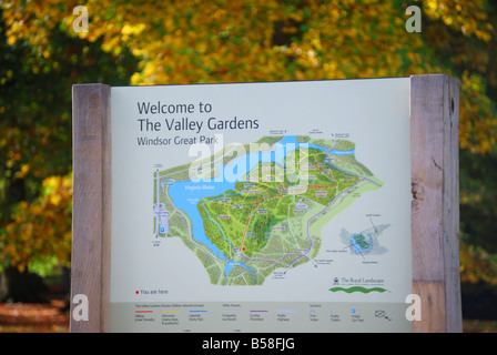 Mappa di giardini e il lago, la valle di giardini, Windsor Great Park, Virginia Water, Surrey, England, Regno Unito Foto Stock