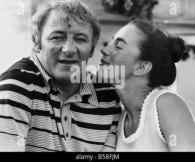 Tommy Docherty si è conclusa una intensa settimana diventando un papà ieri. Il Queenês Park Rangers manager era in ospedale quando la sig.ra Mary Brown ha dato i natali a un 7lb 13 oz bambina. Un portavoce di Tameside General Hospital di Ashton-under-Lyne ha detto che era senza problemi la nascita e -la madre e il Bambino sono ben". All'inizio di questa settimana la Doc è stata oggetto da parte della polizia in connessione con una sonda finanziario a Derby County FC. Egli vi si trasferì dopo essere stata saccheggiata dal Manchester United a causa della sua vicenda con la signora Brown, moglie del Regno fisioterapista. Luglio 1977 P005967 Foto Stock