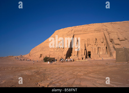 Tempio di Re-Herakhte per il faraone Ramses II, spostato quando Aswan alta diga costruita, Abu Simbel in Nubia, Egitto Foto Stock