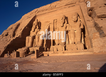 Tempio di Re-Herakhte per il faraone Ramses II, spostato quando Aswan alta diga costruita, Abu Simbel in Nubia, Egitto Foto Stock