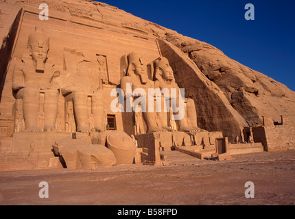 Tempio di Re-Herakhte per il faraone Ramses II, spostato quando Aswan alta diga costruita, Abu Simbel in Nubia, Egitto Foto Stock