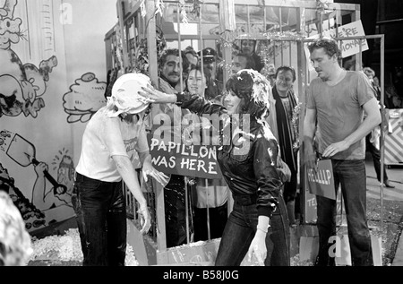 Intrattenimento: programma televisivo: Tiswas: Daily Mirror Sue Tranter, trascorso il sabato mattina in gabbia sul programma Tiswas in Birmingham essere investite con schiuma 'crema' torte e irrorato con acqua fredda. Gennaio 1981 81-00026-003 Foto Stock