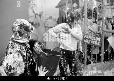 Intrattenimento: programma televisivo: Tiswas: Daily Mirror Sue Tranter, trascorso il sabato mattina in gabbia sul programma Tiswas in Birmingham essere investite con schiuma 'crema' torte e irrorato con acqua fredda. Gennaio 1981 81-00026-005 Foto Stock