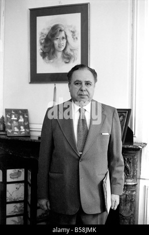 Film di James Bond includono: Harry Saltzman, co-produttore del film di James Bond, nel suo ufficio di Londra. Settembre 1975 75-04936-001 Foto Stock