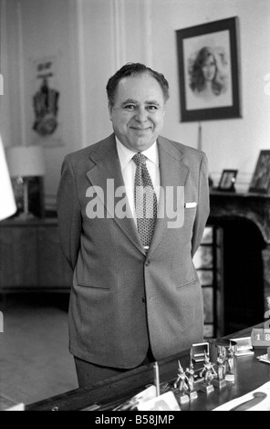 Film di James Bond includono: Harry Saltzman, co-produttore del film di James Bond, nel suo ufficio di Londra. Settembre 1975 75-04936-002 Foto Stock