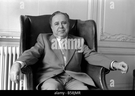 Film di James Bond includono: Harry Saltzman, co-produttore del film di James Bond, nel suo ufficio di Londra. Settembre 1975 75-04936-003 Foto Stock