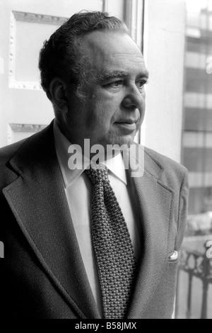 Film di James Bond includono: Harry Saltzman, co-produttore del film di James Bond, nel suo ufficio di Londra. Settembre 1975 75-04936-004 Foto Stock