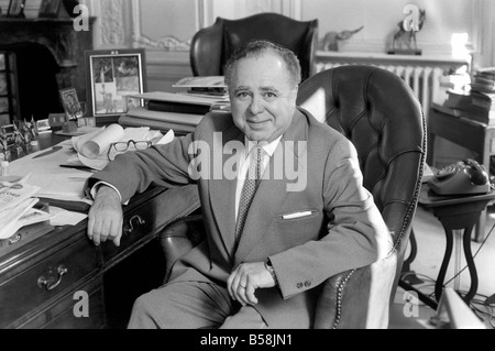 Film di James Bond includono: Harry Saltzman, co-produttore del film di James Bond, nel suo ufficio di Londra. Settembre 1975 75-04936 Foto Stock