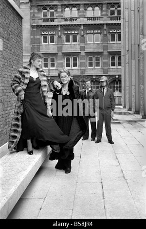 La Commedia: Teatro: musicale: trascinare. Perri St. Claire e George Logan. Royal occasione per la staffa e la cerniera. Dame Hilda e staffa Foto Stock