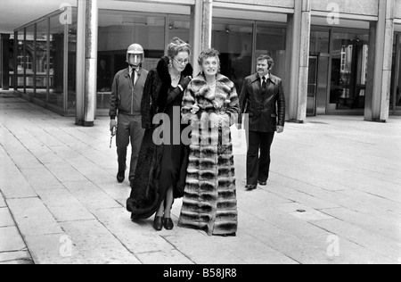 La Commedia: Teatro: musicale: trascinare. Perri St. Claire e George Logan. Royal occasione per la staffa e la cerniera. Dame Hilda e staffa Foto Stock