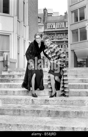 La Commedia: Teatro: musicale: trascinare. Perri St. Claire e George Logan. Royal occasione per la staffa e la cerniera. Dame Hilda e staffa Foto Stock