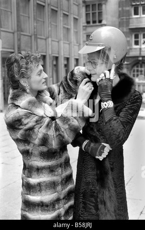 La Commedia: Teatro: musicale: trascinare. Perri St. Claire e George Logan. Royal occasione per la staffa e la cerniera. Dame Hilda e staffa Foto Stock