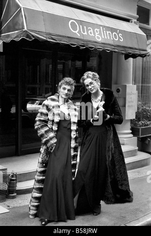 La Commedia: Teatro: musicale: trascinare. Perri St. Claire e George Logan. Royal occasione per la staffa e la cerniera. Dame Hilda e staffa Foto Stock