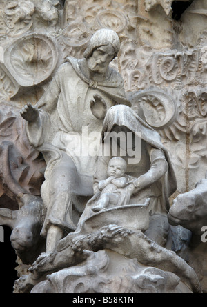 In pietra scolpita la scena della natività di Maria e di Giuseppe con Gesù Bambino da Gaudi Sagrada Familia a Barcellona, Spagna Foto Stock