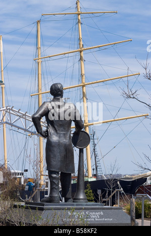 Statua di Samuel Cunard, nativo di Halifax, davanti a tall ship sul porto a piedi, Halifax, Nova Scotia, Canada, America del Nord Foto Stock