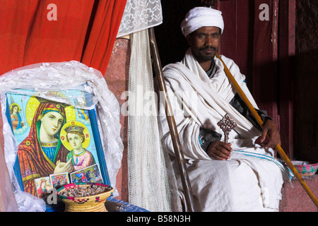 Sacerdote croce di contenimento all'interno di scommessa Gabriel Rufael Lalibela Etiopia Africa Foto Stock