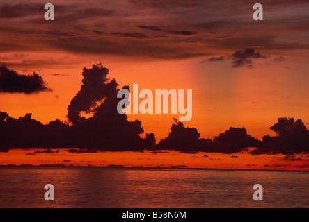 Tramonto tropicale off Seven Mile Beach, Isole Cayman, West Indies, America Centrale Foto Stock