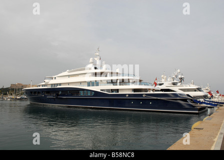 Un costoso yacht ormeggiati a Antibes Francia Foto Stock