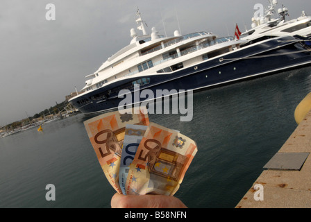 Un costoso yacht ormeggiati a Antibes Francia Foto Stock