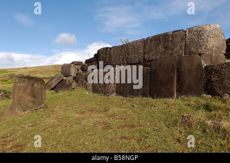 Ahu Tahira, pietra rettangolare di piattaforme su cui il moai statue sono state erette, Vinapu, Isola di Pasqua, Cile, Sud America Foto Stock