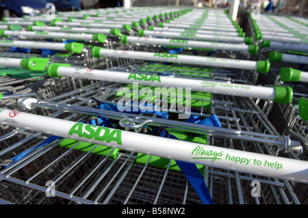 Carrelli per supermercati all'ASDA di Brighton Marina, Regno Unito Foto Stock