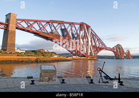 Pomeriggio autunnale luce al di sopra del Ponte di Forth Rail da North Queensferry Regione Fife Scozia UK Foto Stock