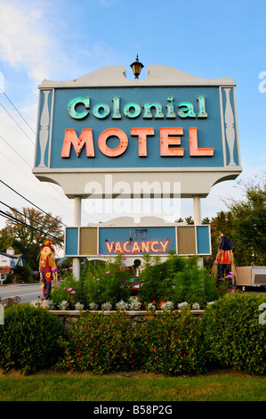 Insegna al neon al Colonial Motel North Conway, New Hampshire, STATI UNITI D'AMERICA Foto Stock