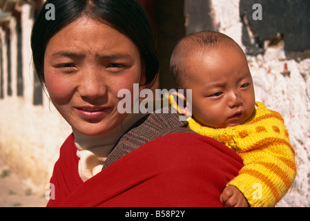 Il Tibetano donna e bambino, Tibet, Cina Foto Stock