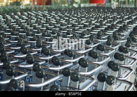 Centinaia di carrelli a aeroporto di Pechino, Pechino, Cina Foto Stock